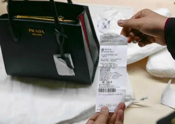 2.3万在普拉达专柜买了个“问题包包”