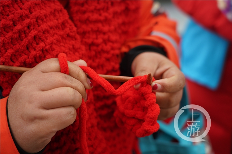 满满的暖意！30名志愿者为贫困山区孩子织围巾手套
