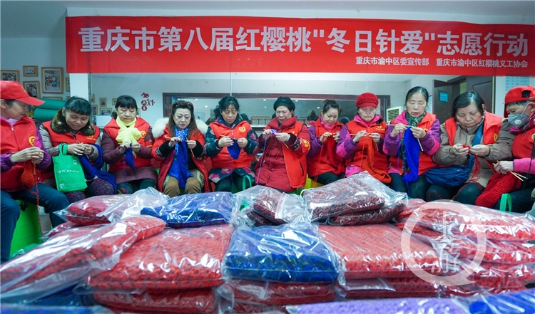满满的暖意！30名志愿者为贫困山区孩子织围巾手套