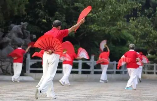 足球流行于哪里(热爱不分年龄，为什么足球不可以是一种中老年运动？)