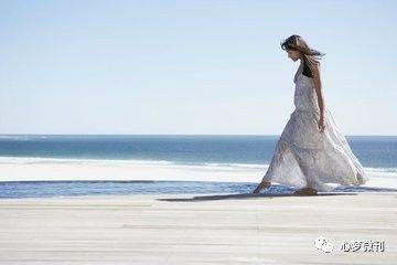 海边孤独的树：一株绿意在蔚蓝海岸线上的静默守望