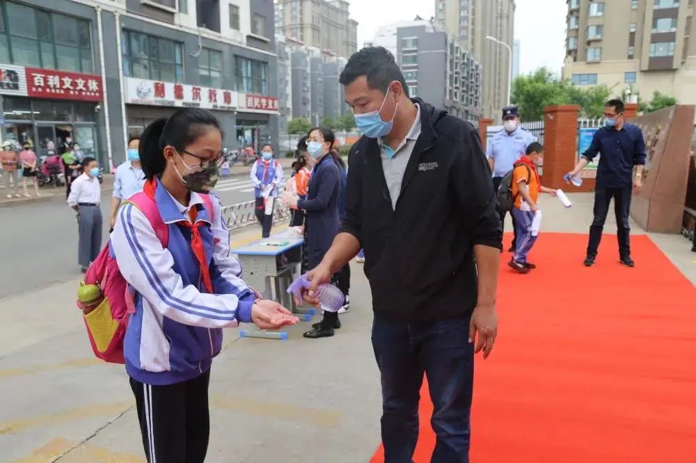 砥砺前行写华章，继往开来谱新篇——石臼小学2020年年终总结