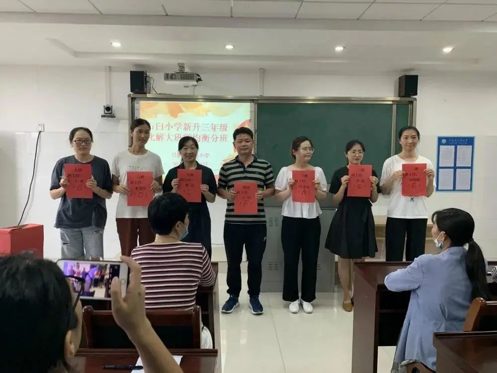 砥砺前行写华章，继往开来谱新篇——石臼小学2020年年终总结