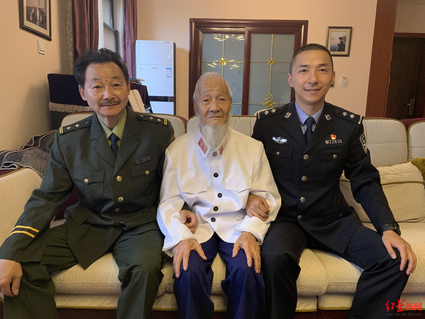 成都家庭：祖孙三代服从警察，实践了初衷的使命。