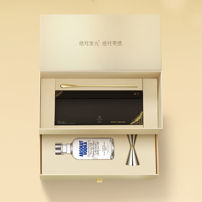 「是日美好事物」DIOR花卉刺绣Book Tote上架，兰蔻钻石瓶香水换蕾丝包装