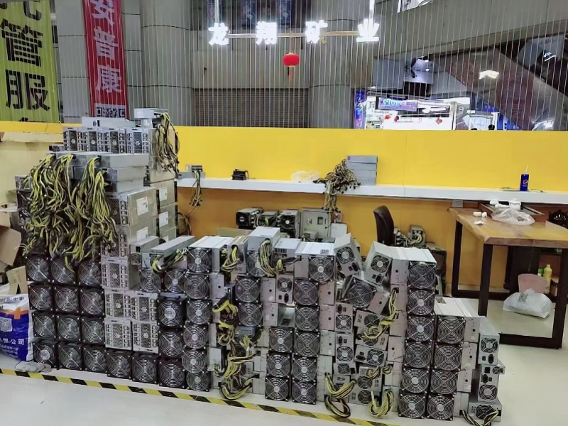 比特币跳水，深圳华强北有商家前几天高价回收矿机，现在打折出售