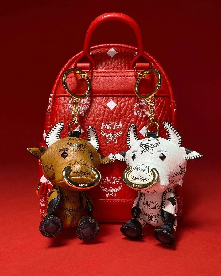 “刘雯在赶春运”、劈叉牛、福牛……牛年限量我笑裂