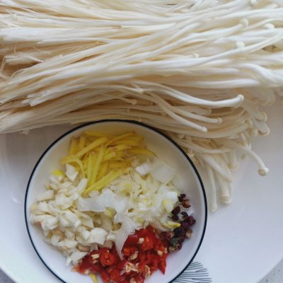 饭店大厨说漏嘴的秘密，凉拌金针菇这样做才好吃