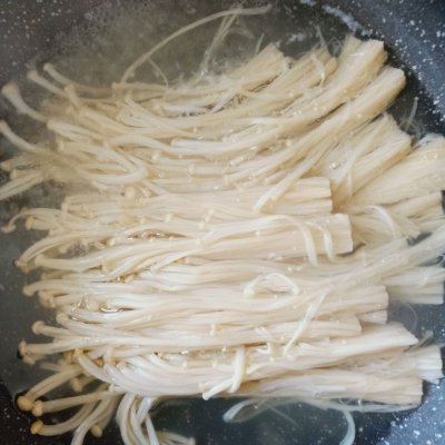 饭店大厨说漏嘴的秘密，凉拌金针菇这样做才好吃