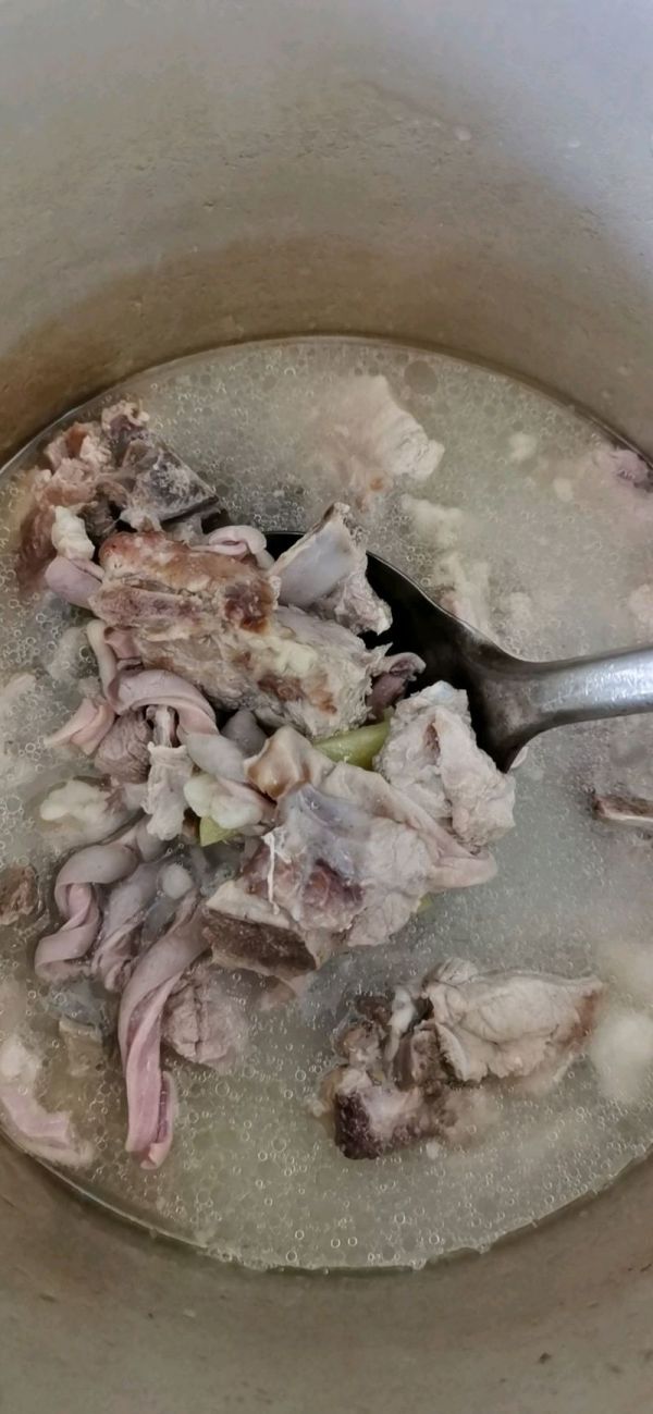 排骨炖猪肚子的做法(香炖排骨，肉质鲜嫩猪肚同煮)