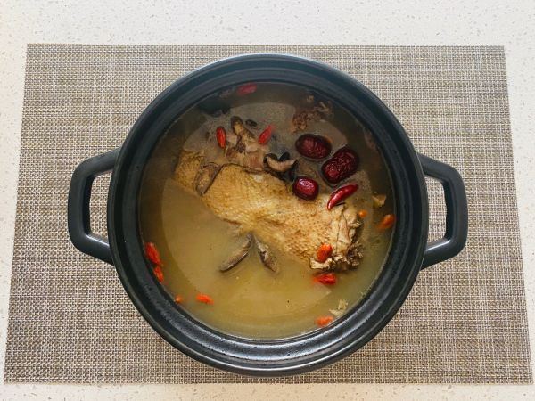 煮老母鸡汤用热水还是冷水(滚烫水温，熬制鲜美老母鸡滋补汤)