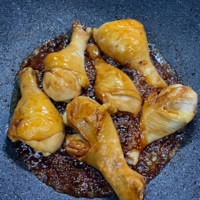 1,准备6只鸡腿 琵琶腿 洗净放入锅中 倒入冷水2