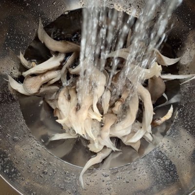 干炸蘑菇的做法（餐桌上的小零食简单易学超级详细）