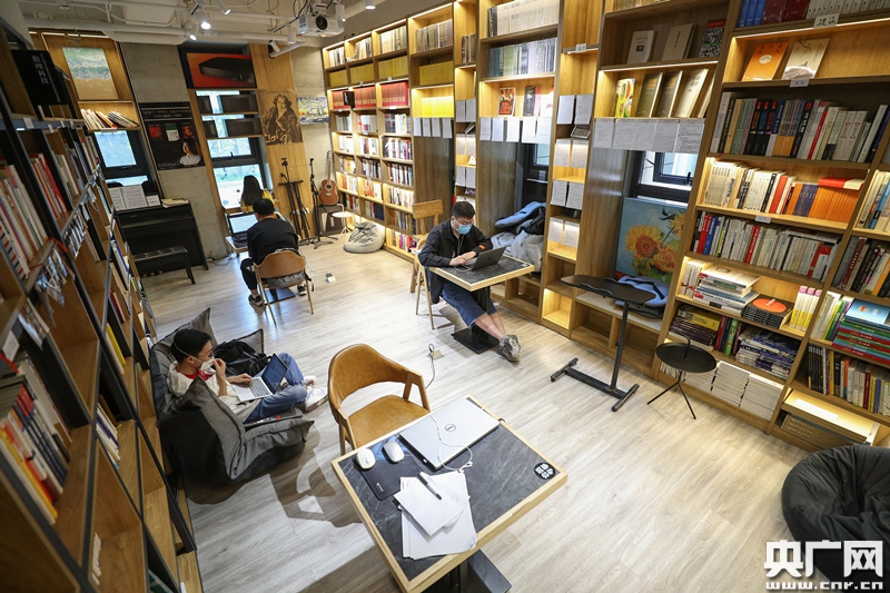 實體書店“求生”：書價“虛高”背后是電商折扣優勢 試水線上平臺效果待考