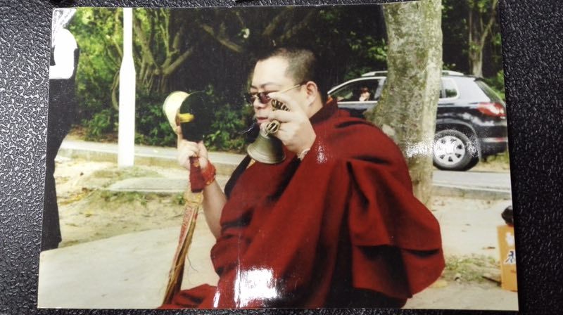 三假“活佛”,两面人生