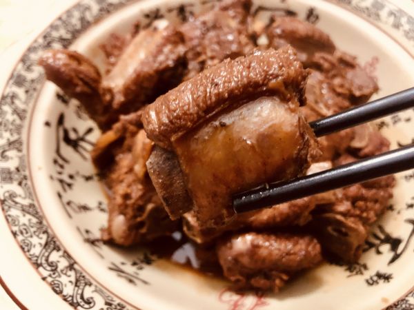 红烧排骨最简单的做法步骤（红烧排骨煮法分享秒变大厨）