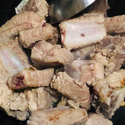 红烧排骨最简单的做法步骤（红烧排骨煮法分享秒变大厨）