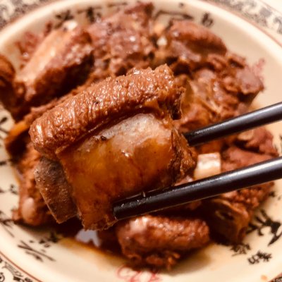 红烧排骨最简单的做法步骤（红烧排骨煮法分享秒变大厨）