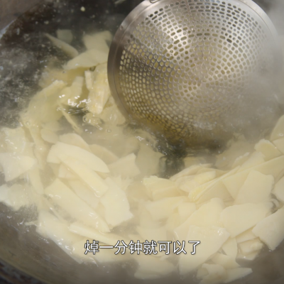 新鲜冬笋加腊肉，冬笋脆嫩，腊肉烟香，很家常的一道菜