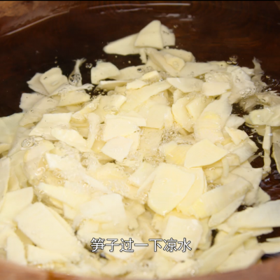 新鲜冬笋加腊肉，冬笋脆嫩，腊肉烟香，很家常的一道菜