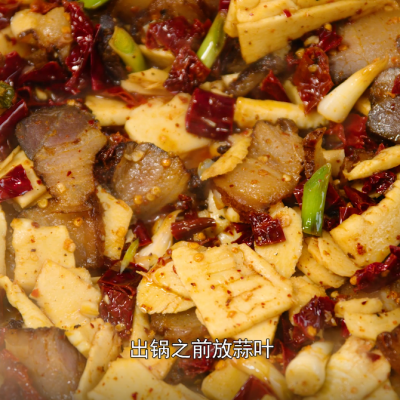 新鲜冬笋加腊肉，冬笋脆嫩，腊肉烟香，很家常的一道菜