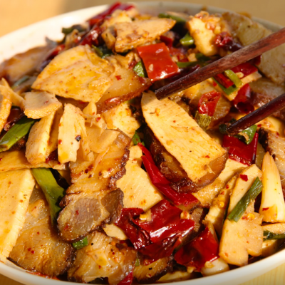 新鲜冬笋加腊肉，冬笋脆嫩，腊肉烟香，很家常的一道菜