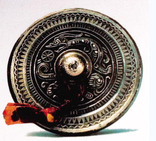 和1999年在新疆巴音郭楞蒙古自治州尉犁县营盘墓地出土了4件汉代铜镜