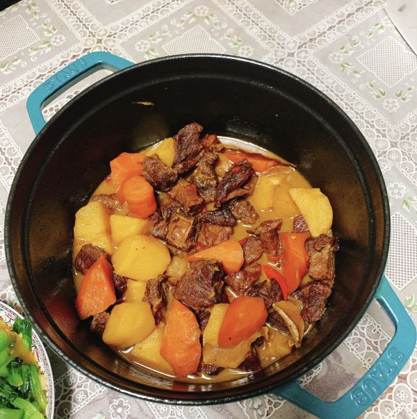 牛肉炖萝卜还是炖土豆好吃(醇香牛肉搭配，萝卜与土豆哪个更得味)