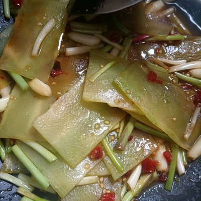 青笋怎么炒好吃又简单（炒莴笋的家常做法教程）