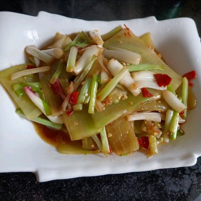 青笋怎么炒好吃又简单（炒莴笋的家常做法教程）
