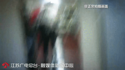 觸目驚心！臥底知名火鍋品牌小龍坎：土豆爛了繼續用、拖把搗制冰機……