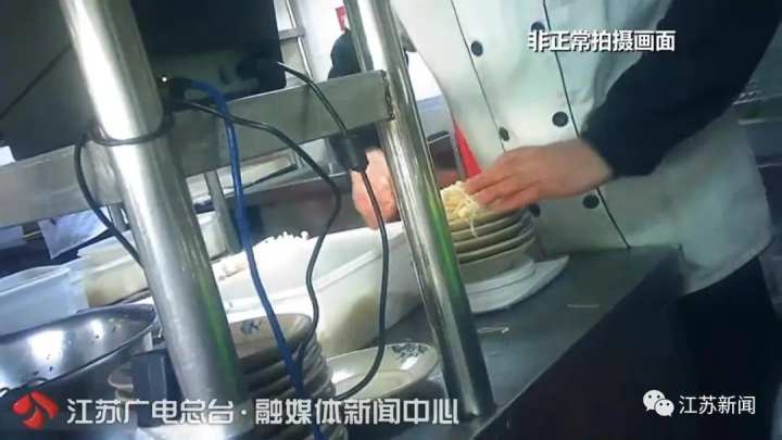 觸目驚心！臥底知名火鍋品牌小龍坎：土豆爛了繼續用、拖把搗制冰機……