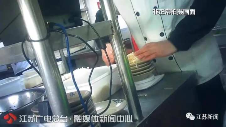 触目惊心！卧底知名火锅品牌小龙坎：土豆烂了继续用、拖把捣制冰机……