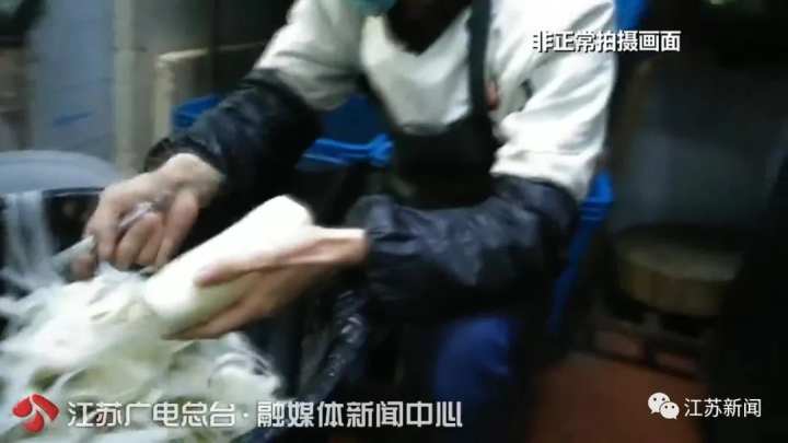 触目惊心！卧底知名火锅品牌小龙坎：土豆烂了继续用、拖把捣制冰机……