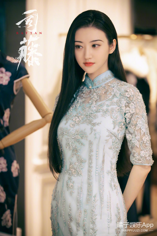穿上旗袍的景甜，被誉为行走的人间富贵花，论正确服化道的重要性