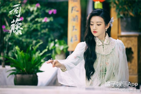 穿上旗袍的景甜，被誉为行走的人间富贵花，论正确服化道的重要性