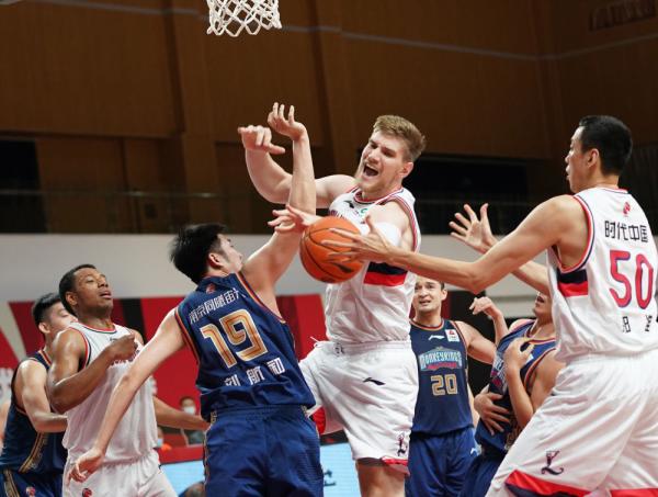 时代中国广州队球员哈斯(上)在比赛中拼抢.