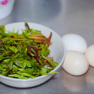 香椿炒什么好吃法（好吃下饭的香椿炒鸡蛋）