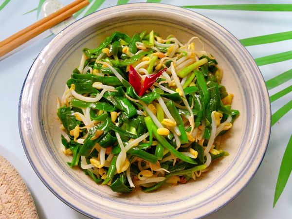 素炒豆芽菜怎么做好吃(小白也能做的素炒韭菜豆芽方法)
