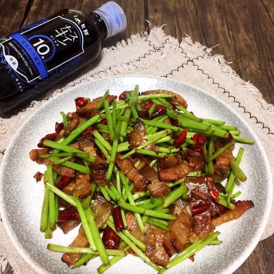 黎蒿炒腊肉做法（老少皆宜的黎蒿腊肉做法）