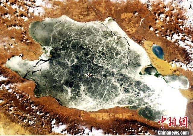 卫星图像观察青海湖：“高原蓝宝石”开裂，出现大量浮冰