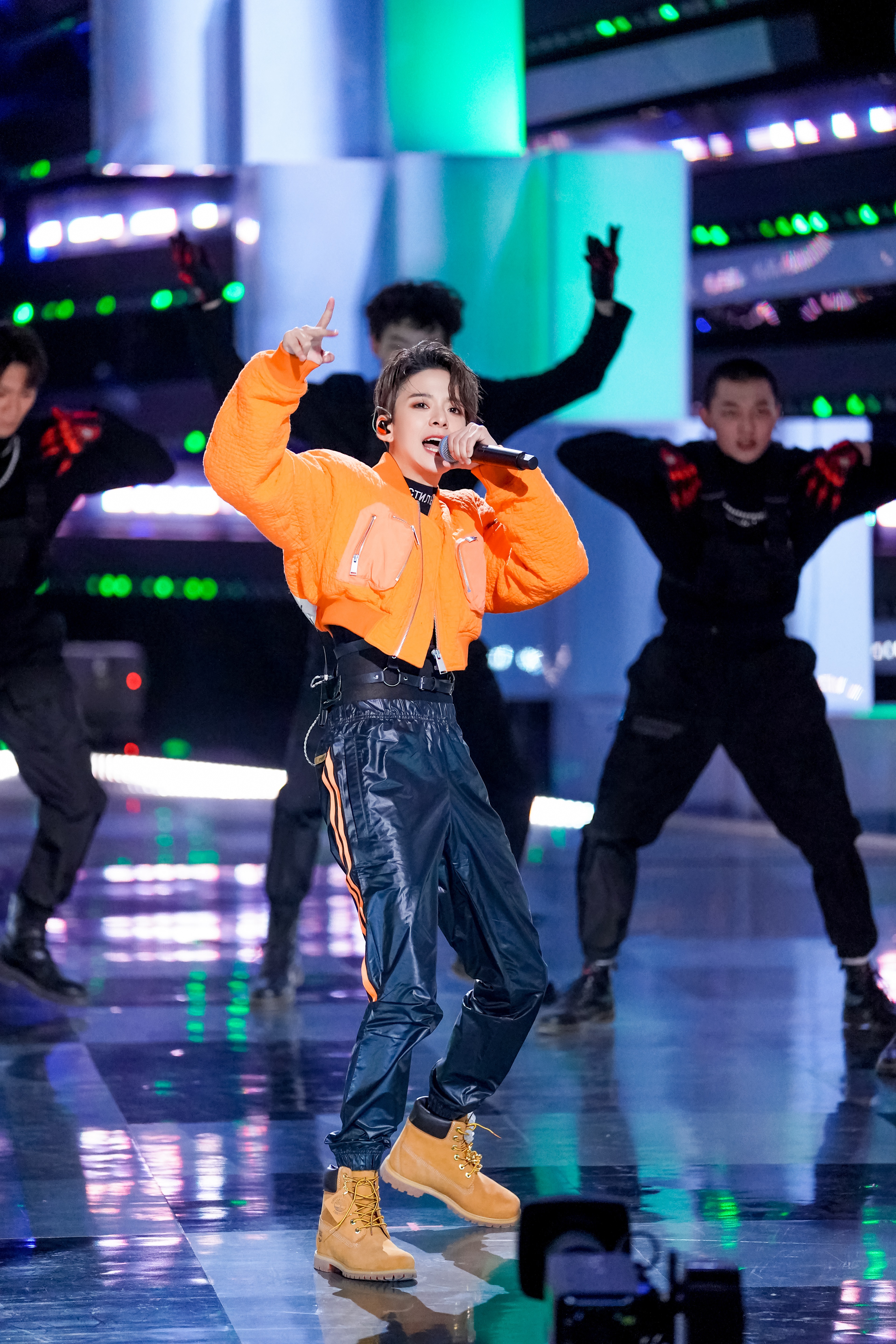 节目开播不久的初舞台上,"前辈"刘逸云就用令人惊艳的表演震撼了学员