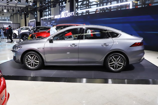 售12.98万元起/配刀片电池/续航600km 实拍比亚迪秦plus ev