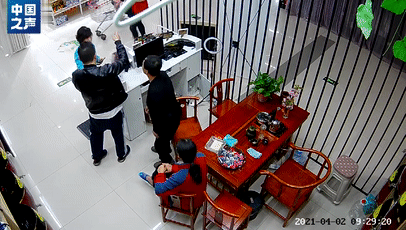 男子家中有急事将店铺交给邻居打理 4个月后傻（家中有急事将店铺交给邻居）