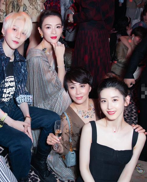 27歲章澤天寫真曝光，穿短褲秀白嫩美腿，清純性感又少女范十足