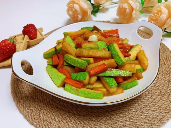 让美味又营养的蒜蓉西葫芦条,满足你的胃吧