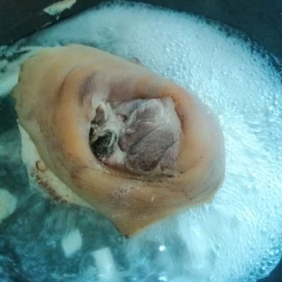 猪肘子的家常做法（分享简单快捷又好吃的猪肘子）