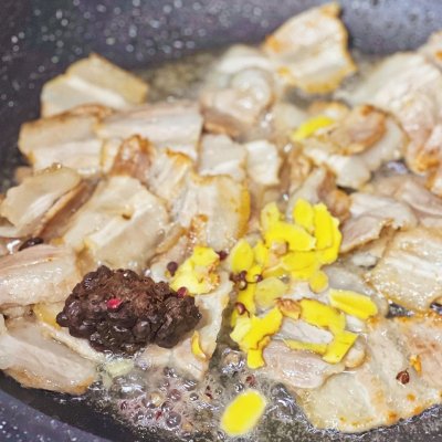 蒜苗回锅肉的做法,蒜苗回锅肉的做法最正宗的做法四川