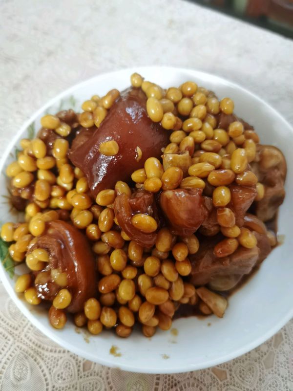 黄豆酱焖猪蹄的做法(香浓黄豆酱，猪蹄焖制经典)