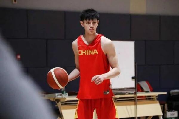 为什么可以跳级参加nba选秀(热议｜18岁中国小将加入发展联盟，有望明年参加NBA选秀)